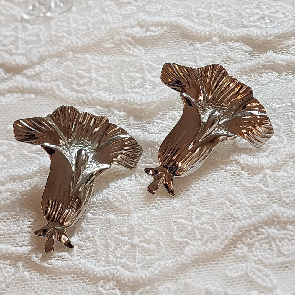 Vintage Silver Toned Metal Lilly Shaped Flower Textured Pierced Earrings